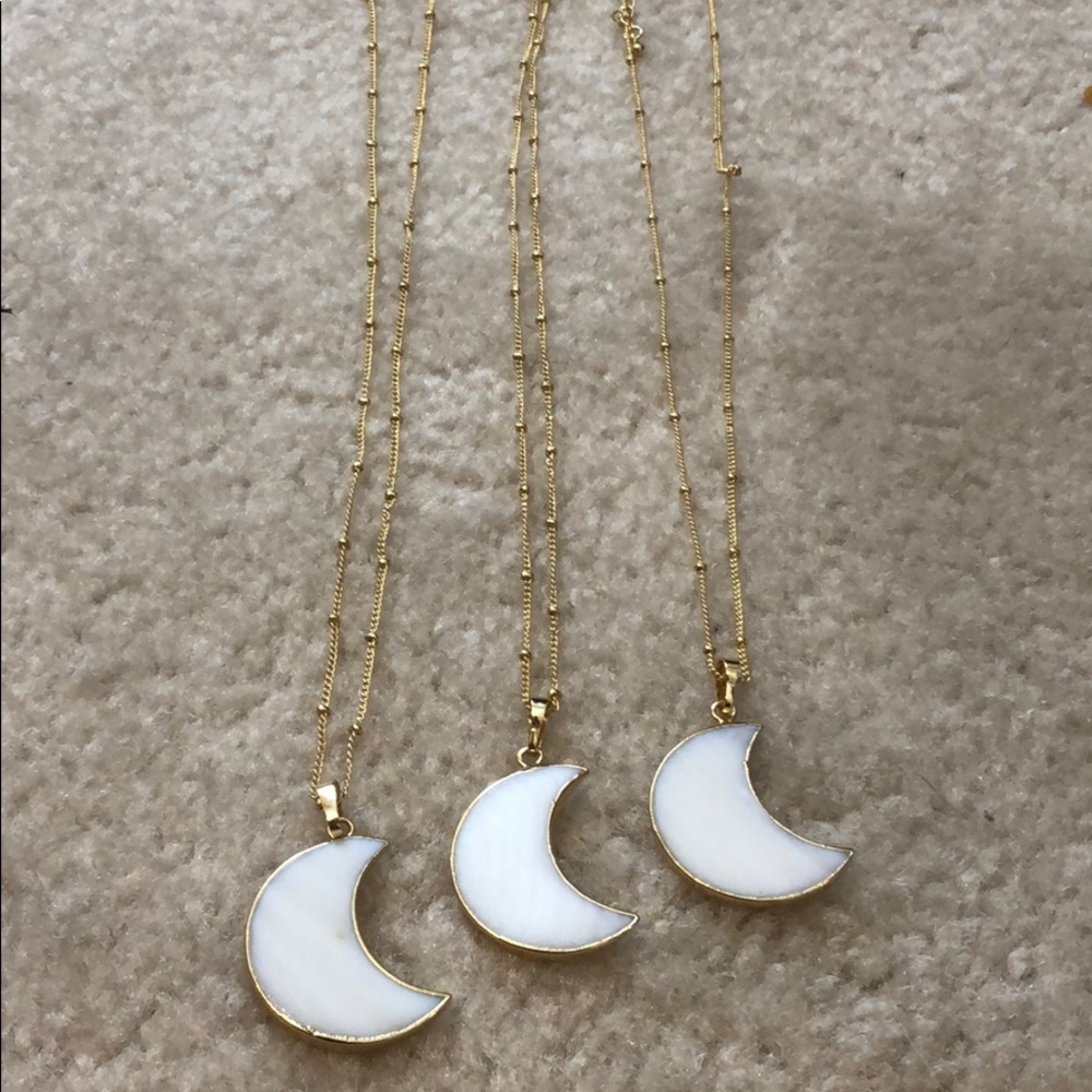 Freshwater pearl crescent moon necklace - Picture 2 of 4